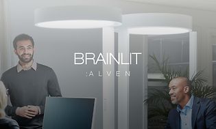 bilde av et kontormiljø I gråtoner med brainlit-lys og bedriftslogo på topp av bildet