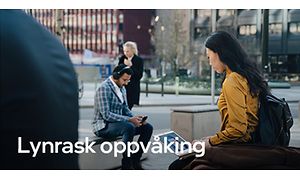 Kvinne med laptop i byen