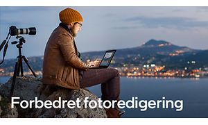 Fotograf redigerer bilder på klippe