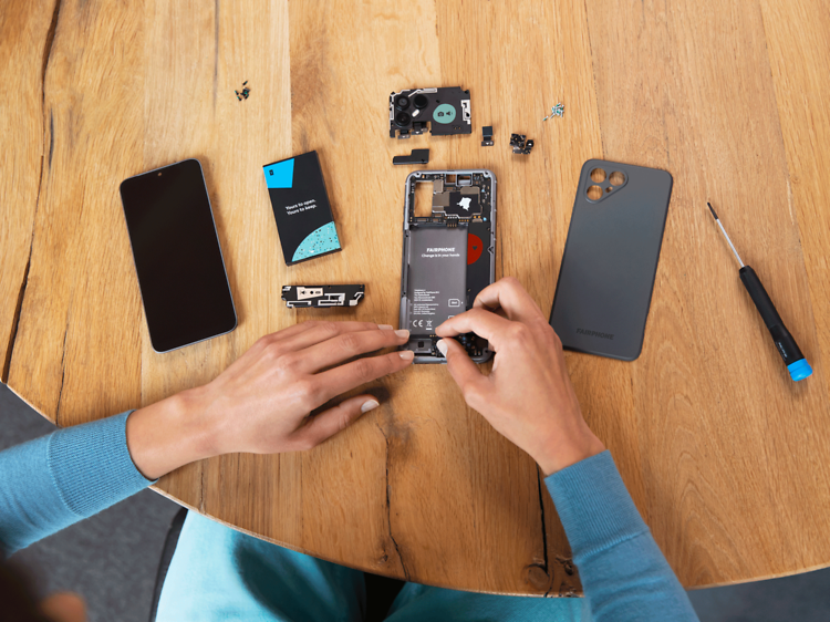 En person som reparerer en Fairphone
