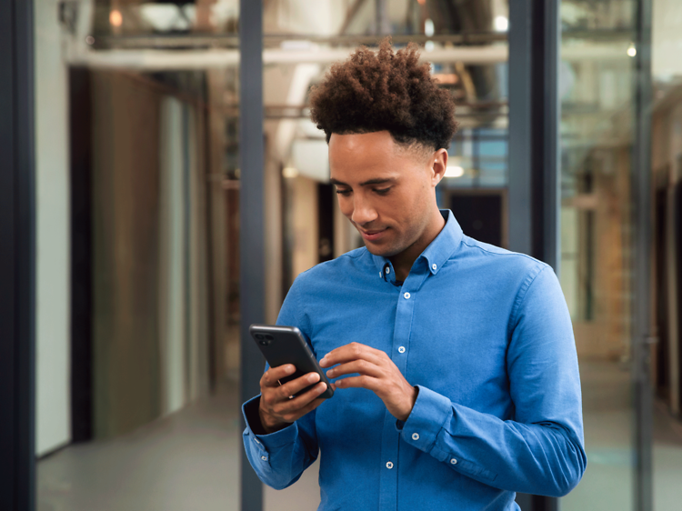 Mann som holder Fairphone 4 