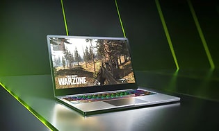 Gaming PC med CoD Warzone på skjermen