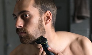 mann trimmer skjegget med en Philips OneBlade Pro