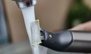 Philips OneBlade Pro renses under en rennende kran