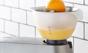 En kenwood maskin brukes til å presse appelsinjuice