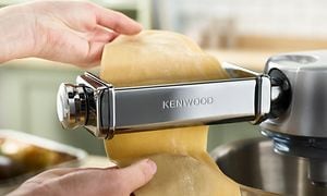 Person lager egen pasta med en kenwood kjøkkenmaskin