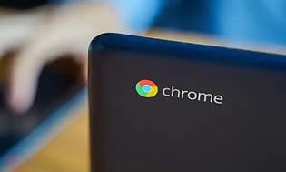en åpen Chromebook på et bord foran en person