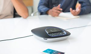 Videokonferanse med Logitech-system med to personer i bakgrunnen