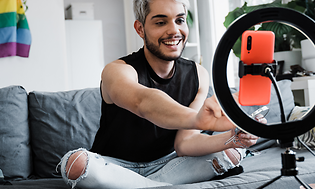 Mann som vlogger fra sofaen sin
