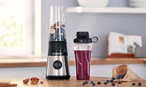 Bosch-blender fylt med bær og en 2Go-flaske med smoothie