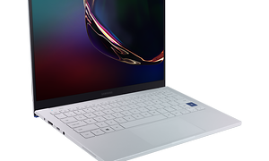 Silver Galaxy Book Ion 3 fra venstre