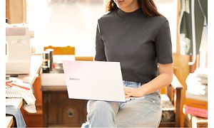 Kvinne jobber på Samsung Galaxy Book Ion 3