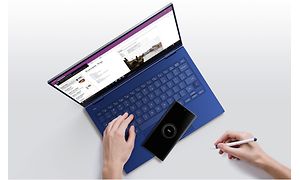 Person jobber på Samsung Book Flex