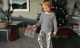 Gutt som holder julegave