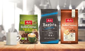 Pakker med kaffebønner og en kopp