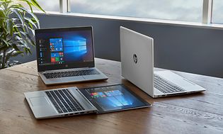 En samling HP EliteBook PC-er på et bord