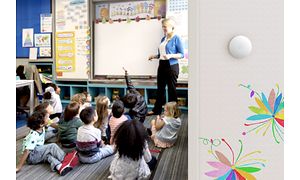 Airthings Wave Mini utenfor klasserom i barneskole