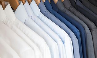 skjorter I ulike farger henger på en rekke