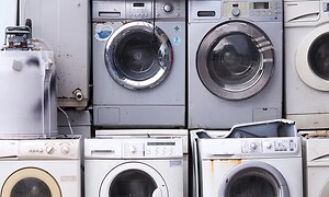 brukte vaskemaskiner og tørketromler klare til resirkulering