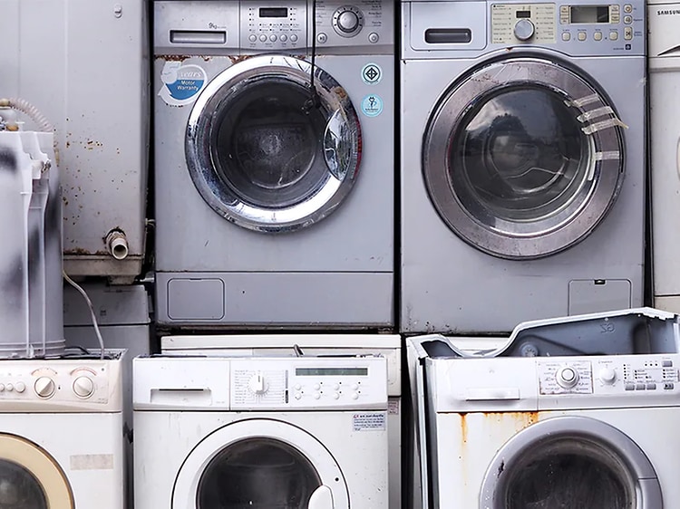 brukte vaskemaskiner og tørketromler klare til resirkulering