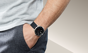 Withings - Mann som har hånda i lommen med Withings smartklokke rundt håndleddet