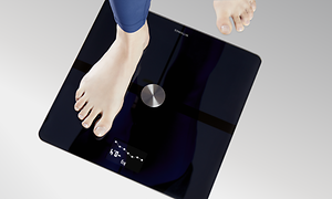 Withings - En kvinnelig fot som står på en Withings smartvekt
