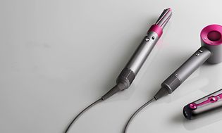 Dyson hårpleieprodukter mot grå bakgrunn