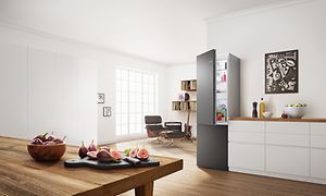 Bosch Carbon Black kjøleskap og fryser på et kjøkken