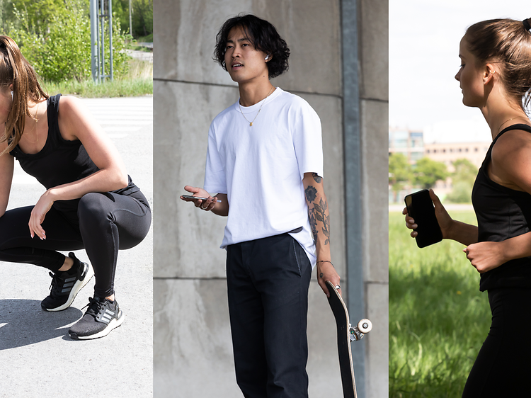 tre bilder i ett - to kvinner og en mann, hver i sitt eget bilde med smarttelefoner i hendene