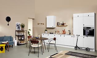 Kombinert stue og kjøkken med Epoq Core White-fronter