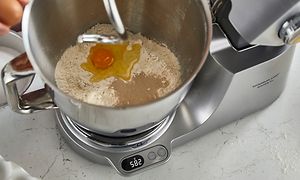 EasyWeigh-vekten i bruk som veier en bolle med mel, gjær og et rått egg