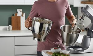 Man using a titanium Chef Baker Xl with two bowls in his hands