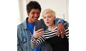  Kvinne og mann tar selfie med Samsung Galaxy S21 FE 