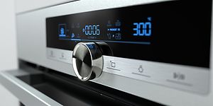 Nærbilde av display og knapp på en Hisense stekeovn