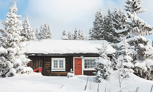 en hytte dekket av snø i et vinterlandskap