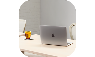 MacBook Air på bord