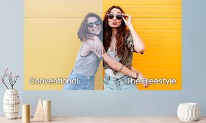 Samsung-Freestyle-To kvinner projisert på vegg