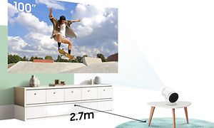 Samsung-Freestyle-Projektor viser skater på vegg