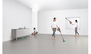kollasje med en kvinne I tre ulike bilder som støvsuger med en Dyson V12 Slim