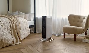 Mill Gentle Air radiator står på gulvet i midten av et rom