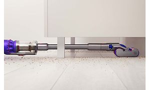 Dyson Omni-Glide støvsuger under møbler, illustrasjon på hvor lett og kompakt den er