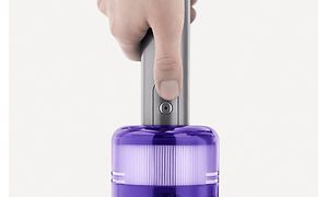 en finger trykker på en-knapps-kontrollen på en Dyson Omni-Glide