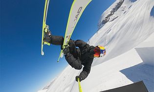 En skiløper som filmer seg selv i et hopp