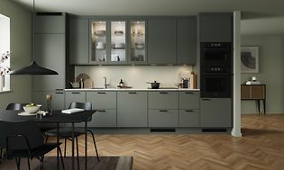 Sage EPOQ Trend kjøkken i en åpen kjøkkenløsning med integrert stekeovn, glasskap og spisebord
