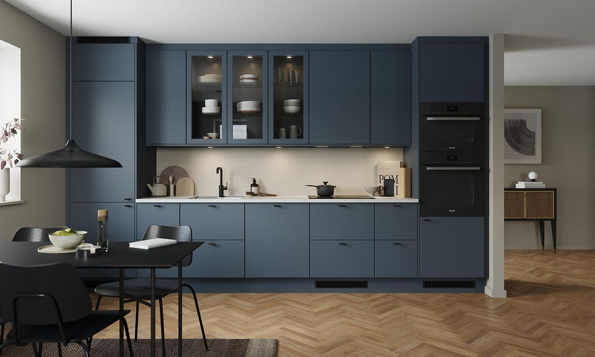 Blue grey EPOQ Trend kjøkken i en åpen kjøkkenløsning med integrert stekeovn, glasskap og spisebord