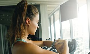 Wearables-Kvinne med sportsklokke på tredemølle