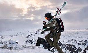 Garmin Fenix 6 på armen til gående skiløper