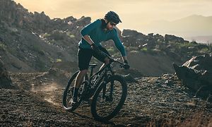 Garmin Fenix 7 på armen til mountainbiker