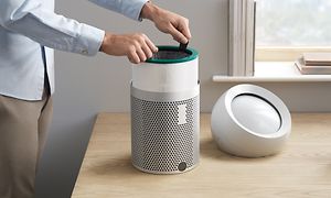 En person rengjør filteret på en Dyson Pure Cool Me