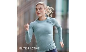 CE-Jabra-Kvinne med Elite 4 Active løper